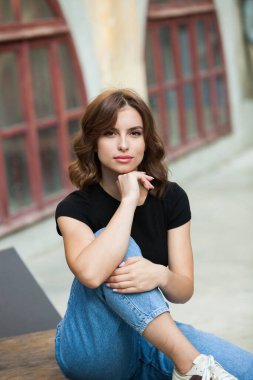 Gülümseyen ve kameraya bakan güzel bir genç kadının portresini yakından çek. Güzel gülüşlü beyaz Avrupalı kız.