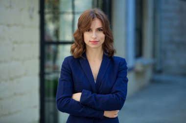 Genç, kendine güvenen Asyalı iş kadını lideri, başarılı girişimci, zarif profesyonel şirket yöneticisi, ofiste duran takım elbiseli.