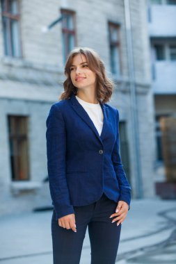 Genç, kendine güvenen Asyalı iş kadını lideri, başarılı girişimci, zarif profesyonel şirket yöneticisi, ofiste duran takım elbiseli.