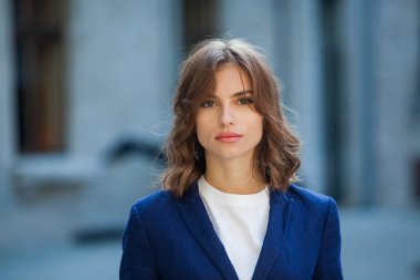 Genç, kendine güvenen Asyalı iş kadını lideri, başarılı girişimci, zarif profesyonel şirket yöneticisi, ofiste duran takım elbiseli.