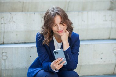 Genç, kendine güvenen Asyalı iş kadını lideri, başarılı girişimci, zarif profesyonel şirket yöneticisi, ofiste duran takım elbiseli.