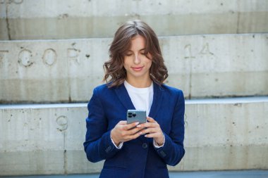 Genç, kendine güvenen Asyalı iş kadını lideri, başarılı girişimci, zarif profesyonel şirket yöneticisi, ofiste duran takım elbiseli.