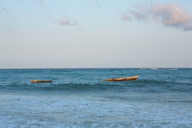 Beyaz kum ve palmiyeli cennet kumsalı. Kenya Mombasa 'nın Hint Okyanusu çevresindeki Diani Sahili. Afrika 'da manzara fotoğrafı egzotik plaj