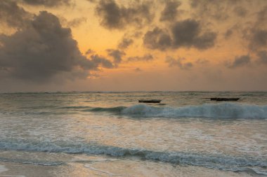 Beyaz kum ve palmiyeli cennet kumsalı. Kenya Mombasa 'nın Hint Okyanusu çevresindeki Diani Sahili. Afrika 'da manzara fotoğrafı egzotik plaj