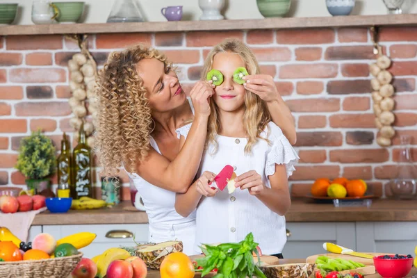 Mother Daughters Cooking Together Kitchen Healthy Food Concept Portrait Happy — Stock Photo, Image