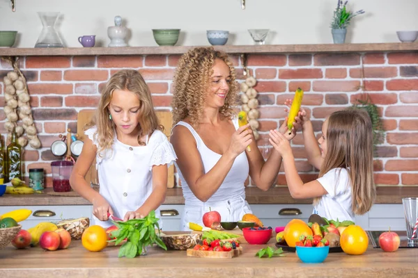 Madre Hijas Cocinando Juntas Cocina Concepto Comida Saludable Retrato Familia —  Fotos de Stock