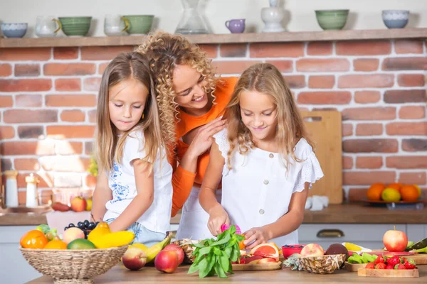 Μητέρα Και Κόρες Μαγειρεύουν Μαζί Στην Κουζίνα Υγιεινή Διατροφή Πορτρέτο — Φωτογραφία Αρχείου