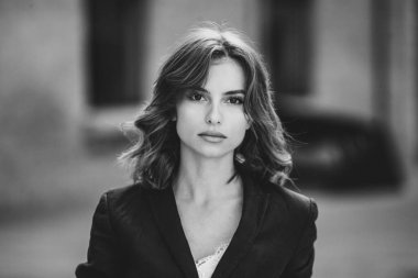 Modern iş binasının önünde başarılı bir iş kadınının portresi. Genç yönetici dışarıda poz veriyor. Ofisin kadın çalışanı..