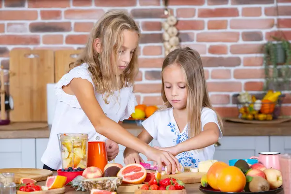 Dwie Małe Dziewczynki Kuchni Świeżymi Warzywami Koncepcja Zdrowej Żywności Szczęśliwe — Zdjęcie stockowe