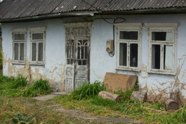 Bir yaz günü köyde mavi boyalı bir evin eski ahşap kapısı.. 
