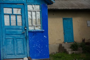 Bir yaz günü köyde mavi boyalı bir evin eski ahşap kapısı.. 