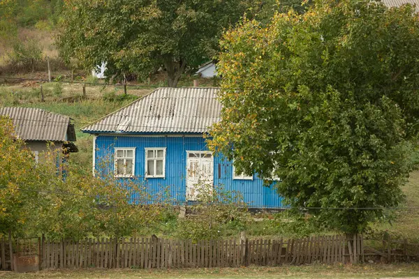 夏天的一天 村里一幢漆成蓝色的房子里的旧木门 — 图库照片