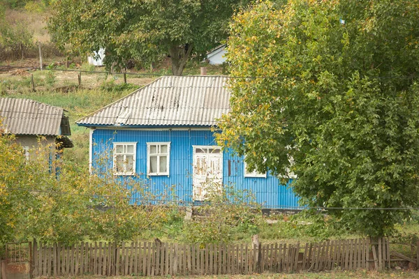 Старая Деревянная Дверь Синем Покрашенном Доме Деревне Летний День — стоковое фото
