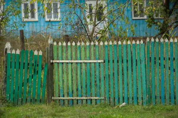Staré Dřevěné Dveře Modrém Natřeném Domě Vesnici Letní Den — Stock fotografie