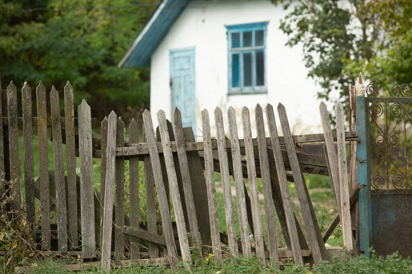 Bir Yaz Günü Köyde Mavi Boyalı Bir Evin Eski Ahşap — Stok fotoğraf