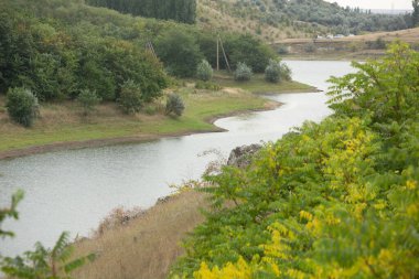 Kırsalda romantik bir manzara. Avrupa 'nın güzel sonbahar doğası.