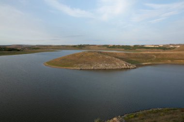 Kırsalda romantik bir manzara. Avrupa 'nın güzel sonbahar doğası.