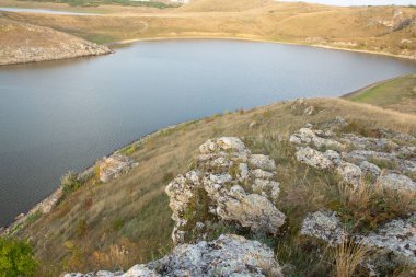 Kırsalda romantik bir manzara. Avrupa 'nın güzel sonbahar doğası.