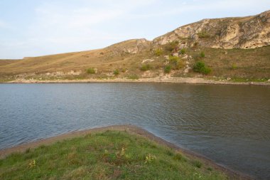 Kırsalda romantik bir manzara. Avrupa 'nın güzel sonbahar doğası.
