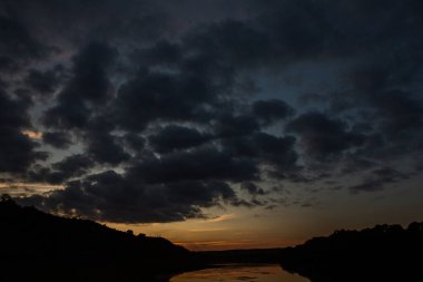 Kara bulutlu, fırtınalı bir gökyüzü. Doğal arka plan. Gökyüzü arka planı. Bulutlar, Renkli Gün Batımı.
