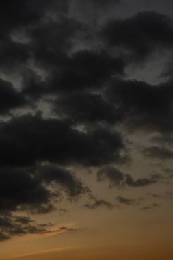 Kara bulutlu, fırtınalı bir gökyüzü. Doğal arka plan. Gökyüzü arka planı. Bulutlar, Renkli Gün Batımı.