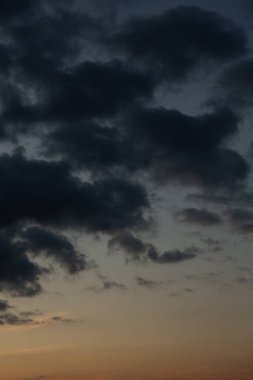 Kara bulutlu, fırtınalı bir gökyüzü. Doğal arka plan. Gökyüzü arka planı. Bulutlar, Renkli Gün Batımı.