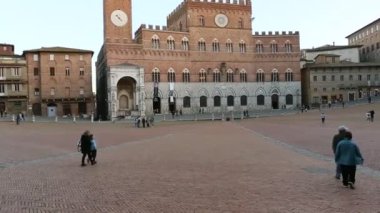 İtalya 'nın Siena şehrinde, tarihi Piazza del Campo meydanından bir yürüyüş.
