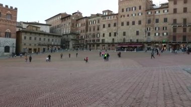 İtalya 'nın Siena şehrinde, tarihi Piazza del Campo meydanından bir yürüyüş.