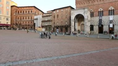 İtalya 'nın Siena şehrinde, tarihi Piazza del Campo meydanından bir yürüyüş.