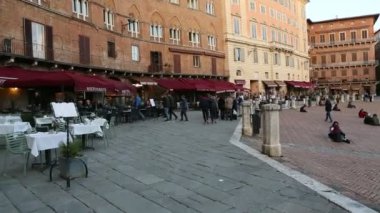 İtalya 'nın Siena şehrinde, tarihi Piazza del Campo meydanından bir yürüyüş.