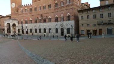 İtalya 'nın Siena şehrinde, tarihi Piazza del Campo meydanından bir yürüyüş.