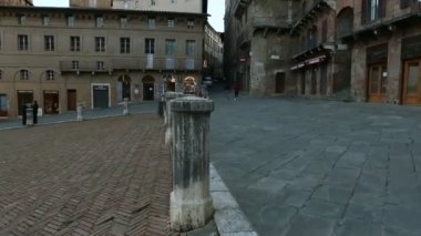 İtalya 'nın Siena şehrinde, tarihi Piazza del Campo meydanından bir yürüyüş.