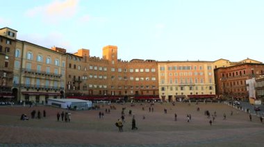 İtalya 'nın Siena şehrinde, tarihi Piazza del Campo meydanından bir yürüyüş.