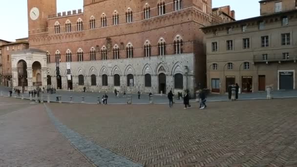 Promenad Kvällen Genom Den Italienska Staden Siena Från Det Centrala — Stockvideo