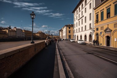 Ponte Vecchio, İtalya Floransa 'daki Arno Nehri üzerindeki eski taş köprü.