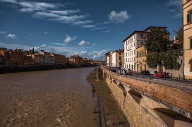 Ponte Vecchio, İtalya Floransa 'daki Arno Nehri üzerindeki eski taş köprü.