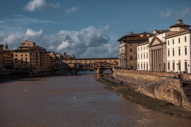 Ponte Vecchio, İtalya Floransa 'daki Arno Nehri üzerindeki eski taş köprü.