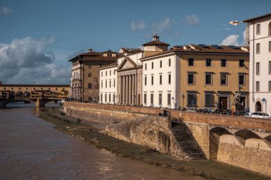 Ponte Vecchio, İtalya Floransa 'daki Arno Nehri üzerindeki eski taş köprü.