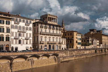 Ponte Vecchio, İtalya Floransa 'daki Arno Nehri üzerindeki eski taş köprü.