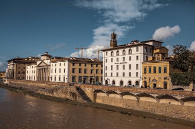 Ponte Vecchio, İtalya Floransa 'daki Arno Nehri üzerindeki eski taş köprü.