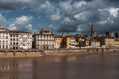 Ponte Vecchio, İtalya Floransa 'daki Arno Nehri üzerindeki eski taş köprü.