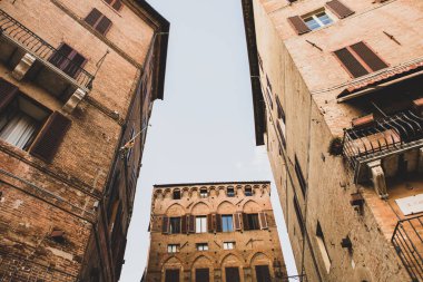 İtalya 'nın Siena kentindeki güzel siyahi ve ortaçağ caddesi