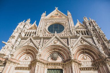 İtalya 'nın Siena kentindeki güzel siyahi ve ortaçağ caddesi