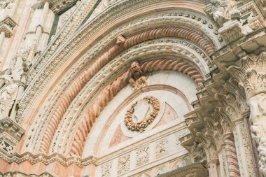 İtalya 'nın Siena kentindeki güzel siyahi ve ortaçağ caddesi