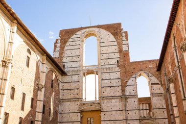 İtalya 'nın Siena kentindeki güzel siyahi ve ortaçağ caddesi