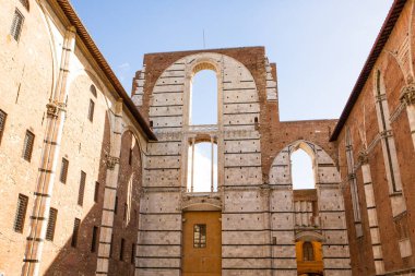 İtalya 'nın Siena kentindeki güzel siyahi ve ortaçağ caddesi