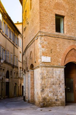 İtalya 'nın Siena kentindeki güzel siyahi ve ortaçağ caddesi
