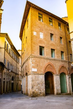 İtalya 'nın Siena kentindeki güzel siyahi ve ortaçağ caddesi