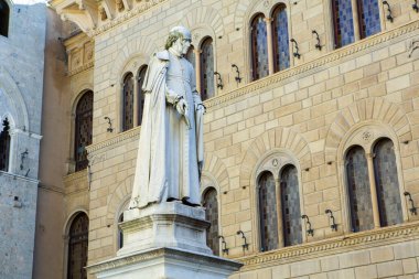 İtalya 'nın Siena kentindeki güzel siyahi ve ortaçağ caddesi