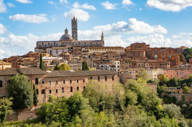İtalya 'nın Siena kentindeki güzel siyahi ve ortaçağ caddesi